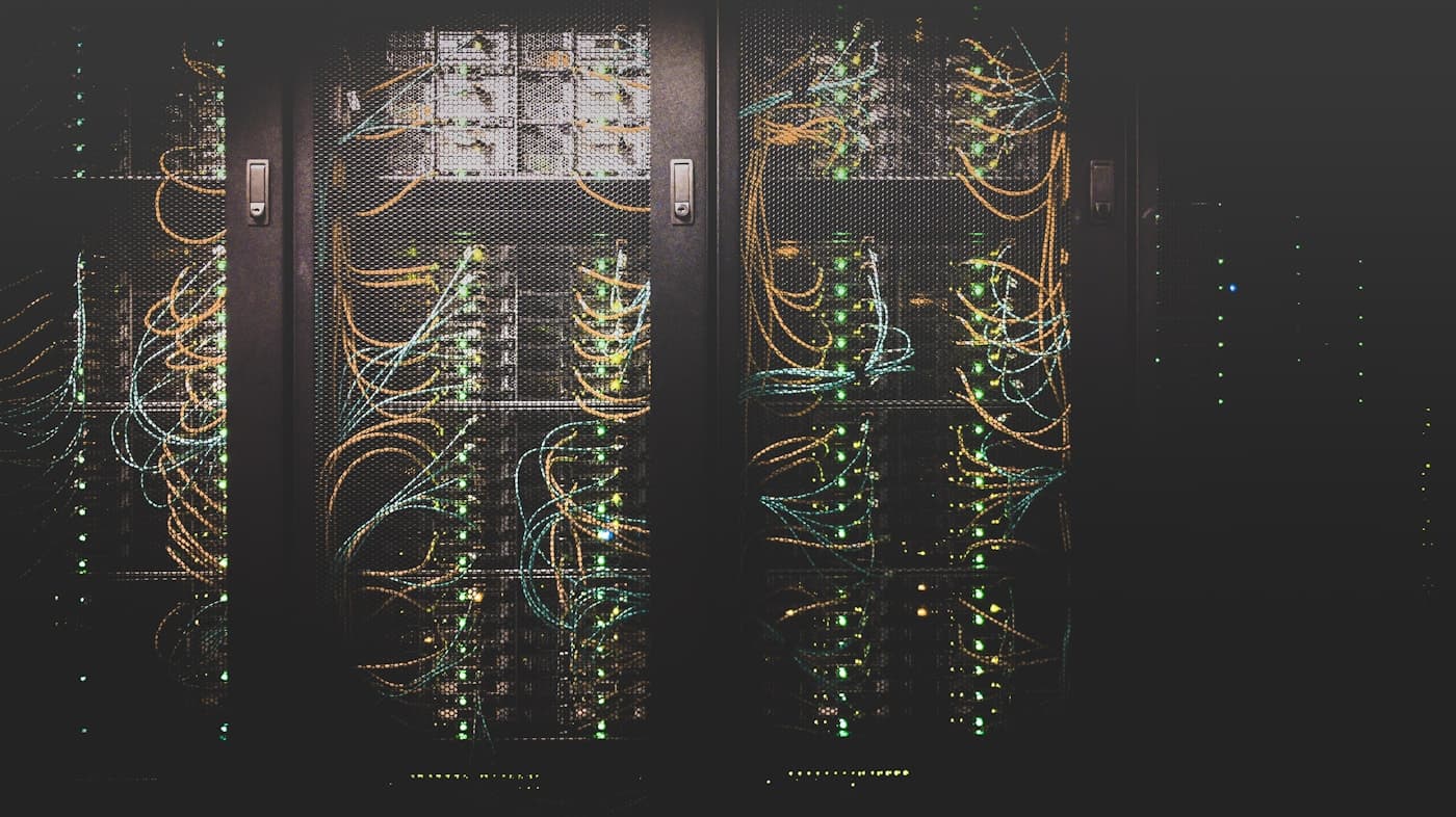 Serverraum mit Glasfaser