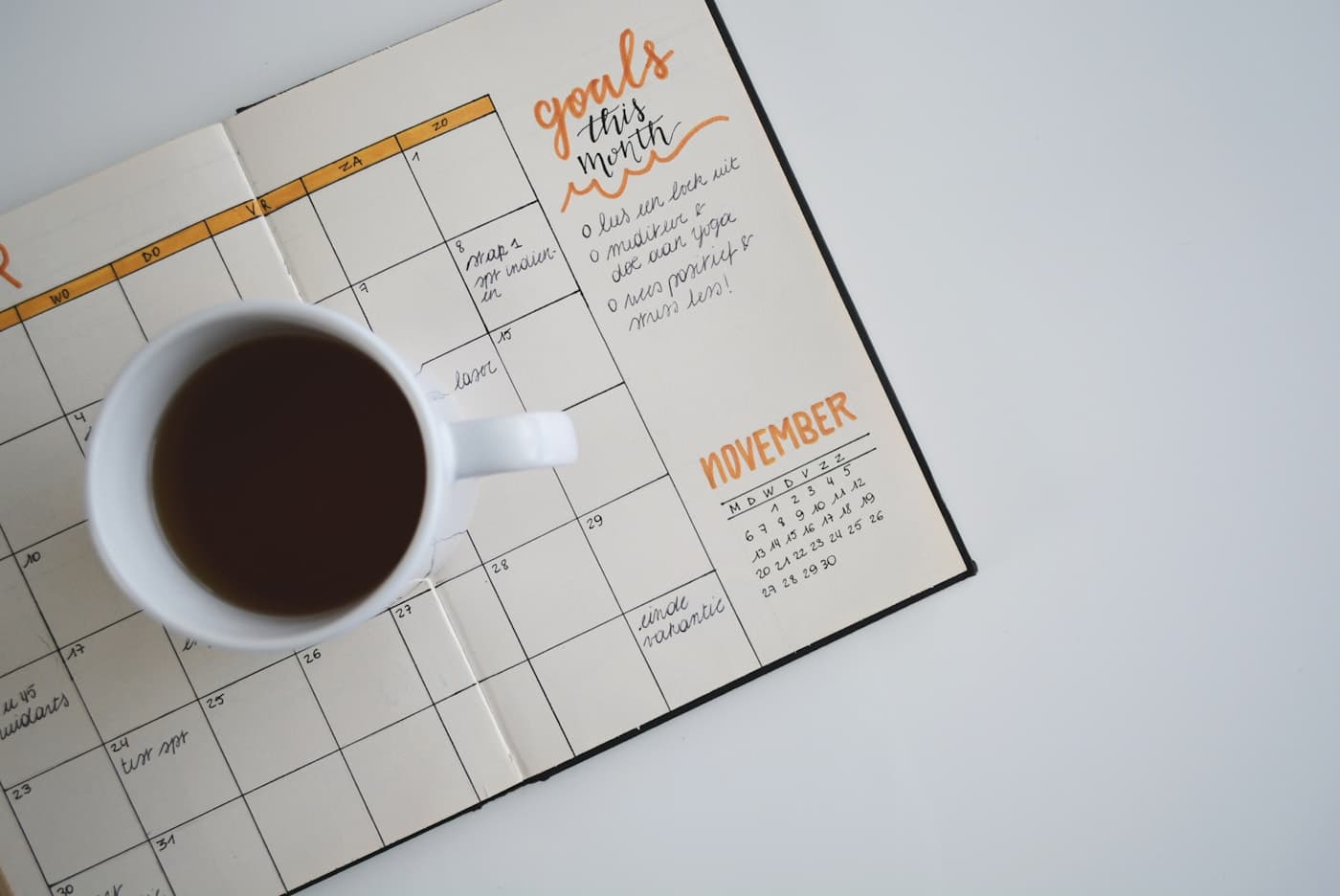 Kalender mit Stift und Notizen